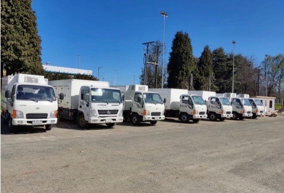 Camiones de la flota de Transportes Ossa alineados en el patio de operaciones